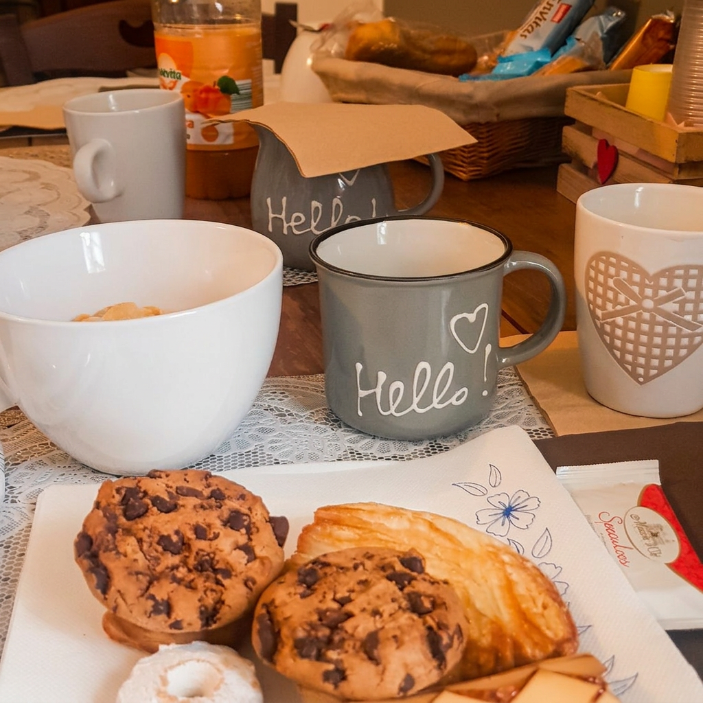 La colazione della cascina: tazze, biscotti e dolci