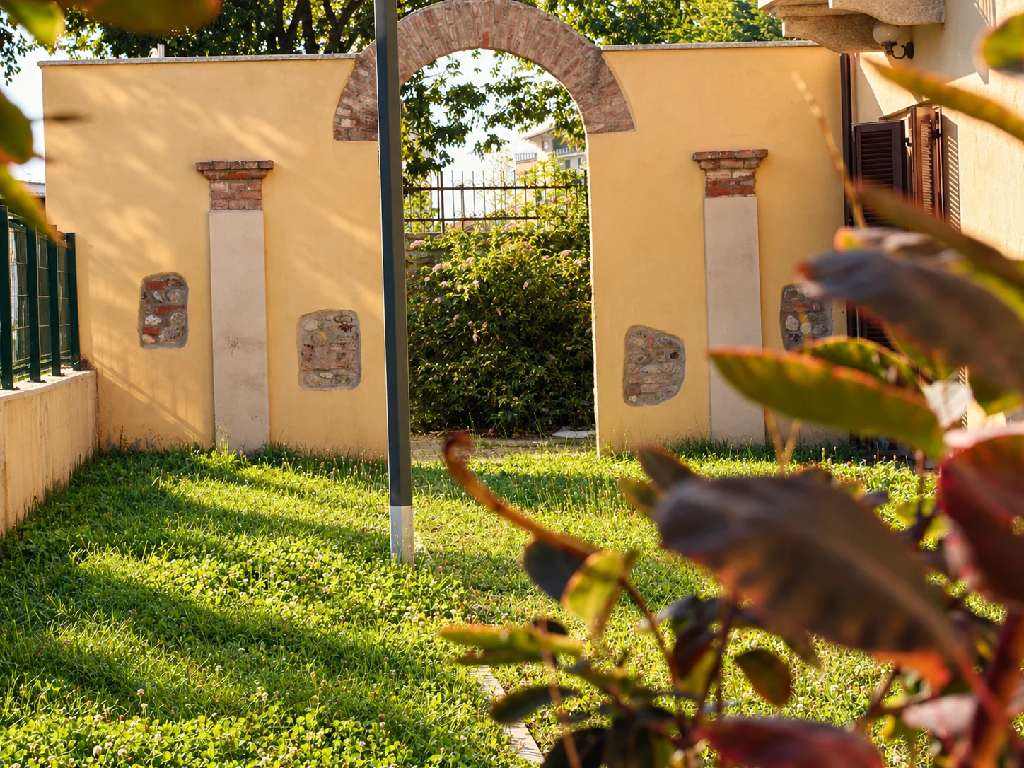 Giardino e arco della Cascina Barolo
